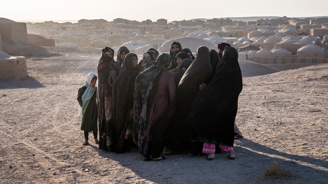 En grupp Afghanska kvinnor sörjer anhöriga som omkommit i en jordbävning i Zenda Jan-distriktet i Herat-provinsen, västra Afghanistan, söndagen den 8 oktober 2023.