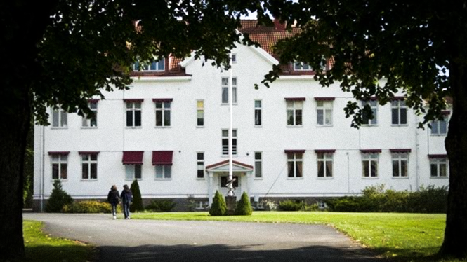 I fredags åkte fyra polispatruller till Sis-hemmet i Långanäs. Personalen hade larmat för att stoppa ett upplopp.