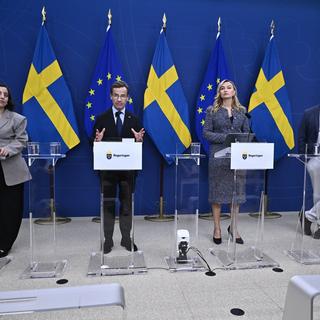 Simona Mohamsson, utbildnings- och integrationsminister (L), Ulf Kristersson, statsminister (M), Ebba Busch,  energi- och näringsminister (KD) och partiledare Jimmie Åkesson (SD), håller pressträff.