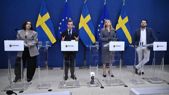 Simona Mohamsson, utbildnings- och integrationsminister (L), Ulf Kristersson, statsminister (M), Ebba Busch, energi- och näringsminister (KD) och partiledare Jimmie Åkesson (SD), håller pressträff.