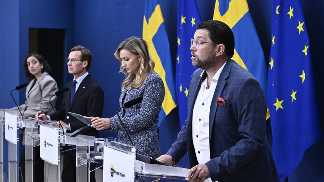 Simona Mohamsson (L), utbildnings- och integrationsminister, Ulf Kristersson (M), statsminister, Ebba Busch (KD), energi- och näringsminister och Sverigedemokraternas partiledare Jimmie Åkesson (SD), fick svara på frågor om Jessica Stegruds inlägg.