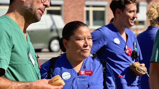 Hanna Kataoka, överläkare och ordförande för Läkarförbundet på Sahlgrenska sjukhuset, delade ut dryck och mackor till deltagarna.