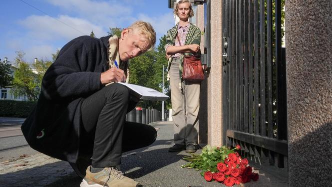 Oslo 20250907. 
Vebjørn Bjelland Berg legger ned blomster foran boligen til statsminister Jonas Gahr Støre. Han har ikke spist på 40 dager til støtte for klimaet.
Foto: Terje Pedersen / NTB