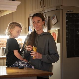 Sofie Henriksson med dottern Ilse efter ett gymnastikpass.