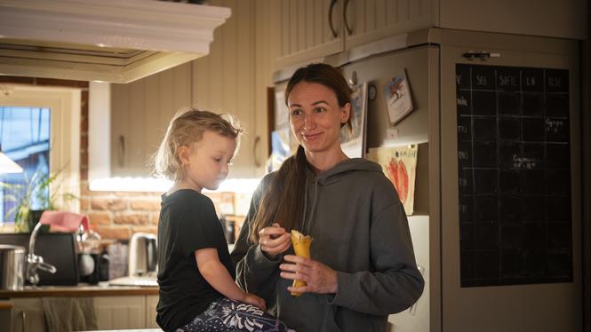 Sofie Henriksson med dottern Ilse efter ett gymnastikpass.