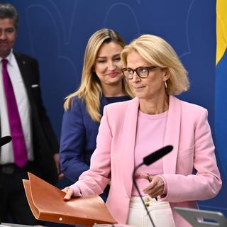 Tidöpartierna med finansminister Elisabeth Svantesson i spetsen (M) presenterar sänkt skatt till hushållen.