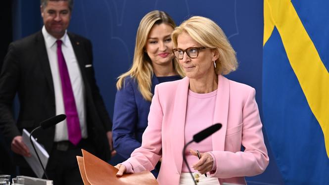 Tidöpartierna med finansminister Elisabeth Svantesson i spetsen (M) presenterar sänkt skatt till hushållen.
