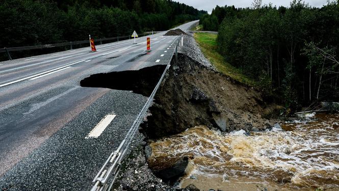 Väg 90 mellan Bollstabruk och Sollefteå har rasat samman efter skyfallen.