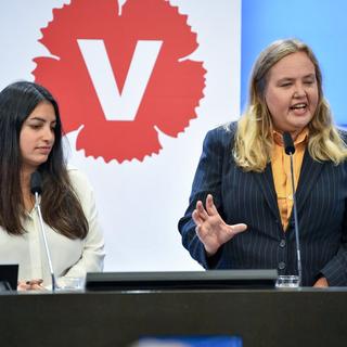 Vänsterpartiets partiledare Nooshi Dadgostar och ekonomisk-politisk talespersonIda Gabrielsson under en pressträff i riksdagens presscenter på måndagen om matpriserna.