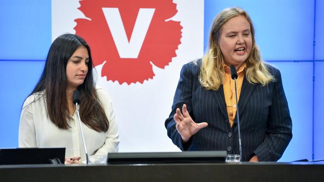 Vänsterpartiets partiledare Nooshi Dadgostar och ekonomisk-politisk talespersonIda Gabrielsson under en pressträff i riksdagens presscenter på måndagen om matpriserna.