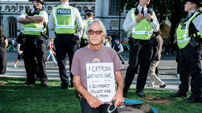 Oliver Baines har lika lätt till skratt som till allvar. Han förstår vilka allvarliga konsekvenser demonstrationen kan innebära – men upprepar samma sak under dagen: Han är varken nervös eller rädd för att bli gripen.