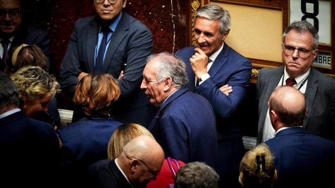 Premiärminister Francois Bayrou lämnar parlamentet efter att ha förlorat måndagens misstroendeomröstning.