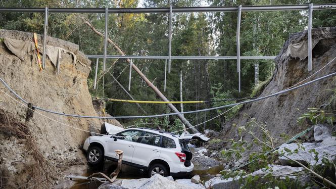 Den del av länsväg 738 i Årsta i Härnösands kommun där vägen rasade ihop vid helgens skyfall.  En man i 75-årsåldern avled sedan en bil körde ner i den raserade vägen.