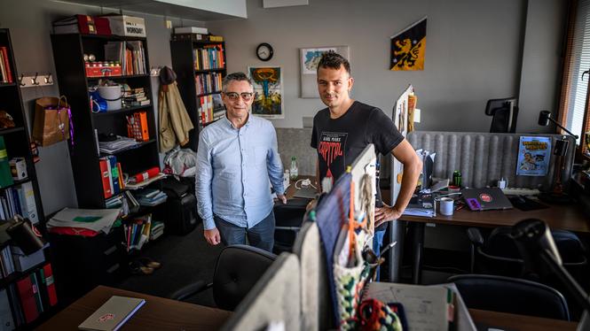 Alexander Forsblad läste om hur David Sami tog upp kampen mot missförhållandena på gymnasieskolan Arena Academy i Dagens ETC. Han tipsade David om att de sökte en matematiklärare. Idag delar de arbetsrum på Arbetarrörelsens folkhögskola i Göteborg. 