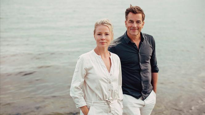 Julia Dufvenius och Christopher Wollter nya bok har skapat rubriker.
