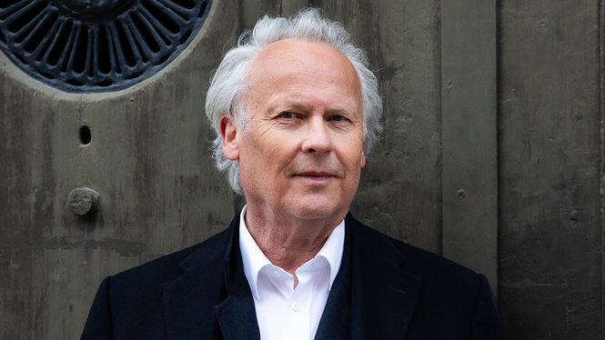 ”Klenoden” av Klas Östergren är kul och träffande, men har ett problem, tycker Carsten Palmær.
