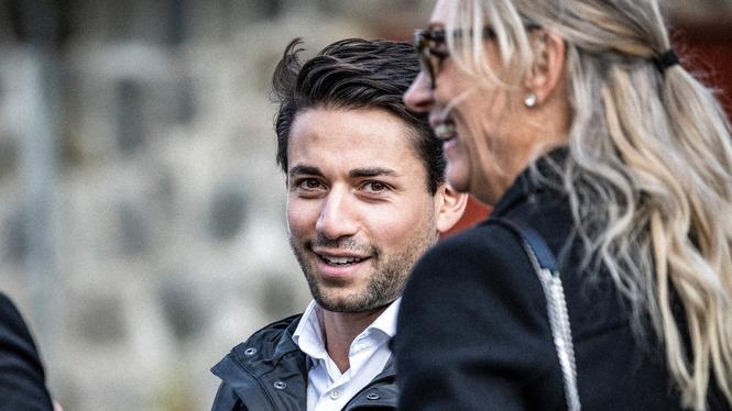 SD-toppen Jessica Stegrud fotad tillsammans med Nick Alinia på Jimmie Åkessons bröllop.
