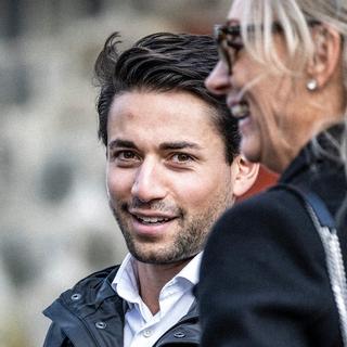 SD-toppen Jessica Stegrud fotad tillsammans med Nick Alinia på Jimmie Åkessons bröllop.