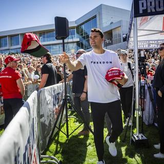 Charlie Kirk innan han började tala vid Utah Valley University där han senare sköts till döds.