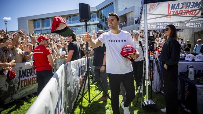 Charlie Kirk innan han började tala vid Utah Valley University där han senare sköts till döds.