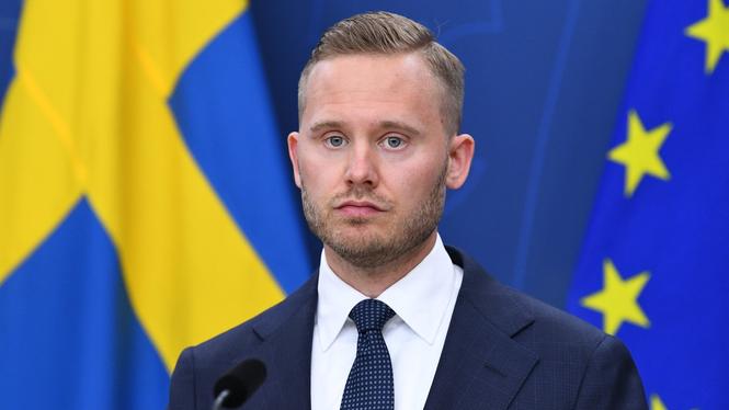 Henrik Vinge (SD) är vide partiordförande, men säger sig inte vara inblandad i några diskussioner om Jesscia Stegruds framtid i partiet. 