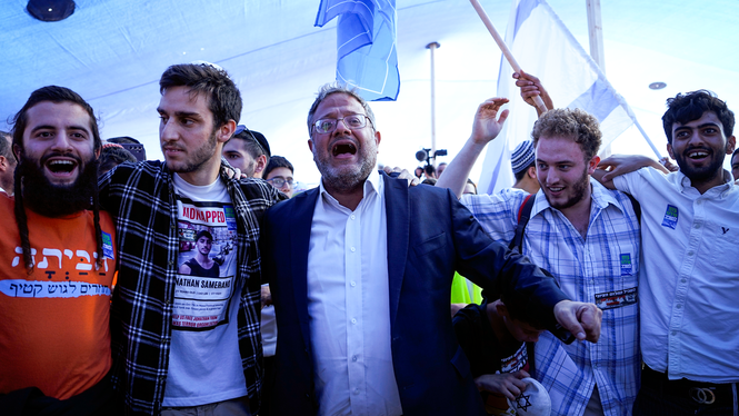 Israels högerextreme nationella säkerhetsminister Itamar Ben-Gvir, i mitten, dansar under en konferens som uppmanar till judisk bosättning av Gazaremsan, måndagen den 21 oktober 2024.