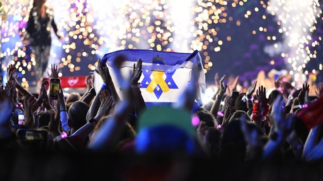 Israeliska fans med Israels flagga i publiken under Eurovision Song Contest i år i Basel. Nu kräver Irland att landet stoppas från nästa års tävling. 