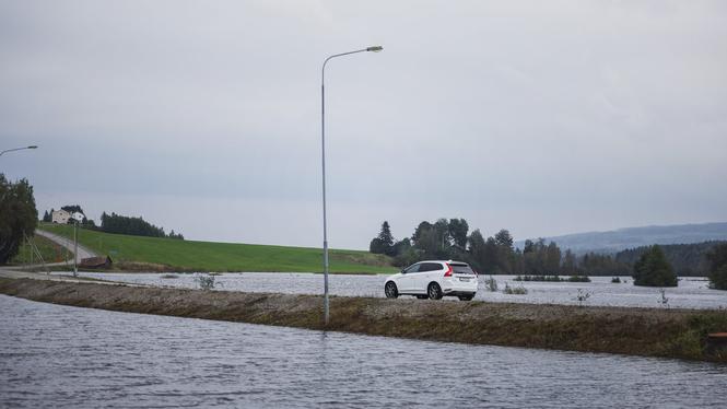 Vattnet äter sig allt närmare inpå vägen i Västerfanbyn, nära Bredbyn i Örnsköldsviks kommun. 