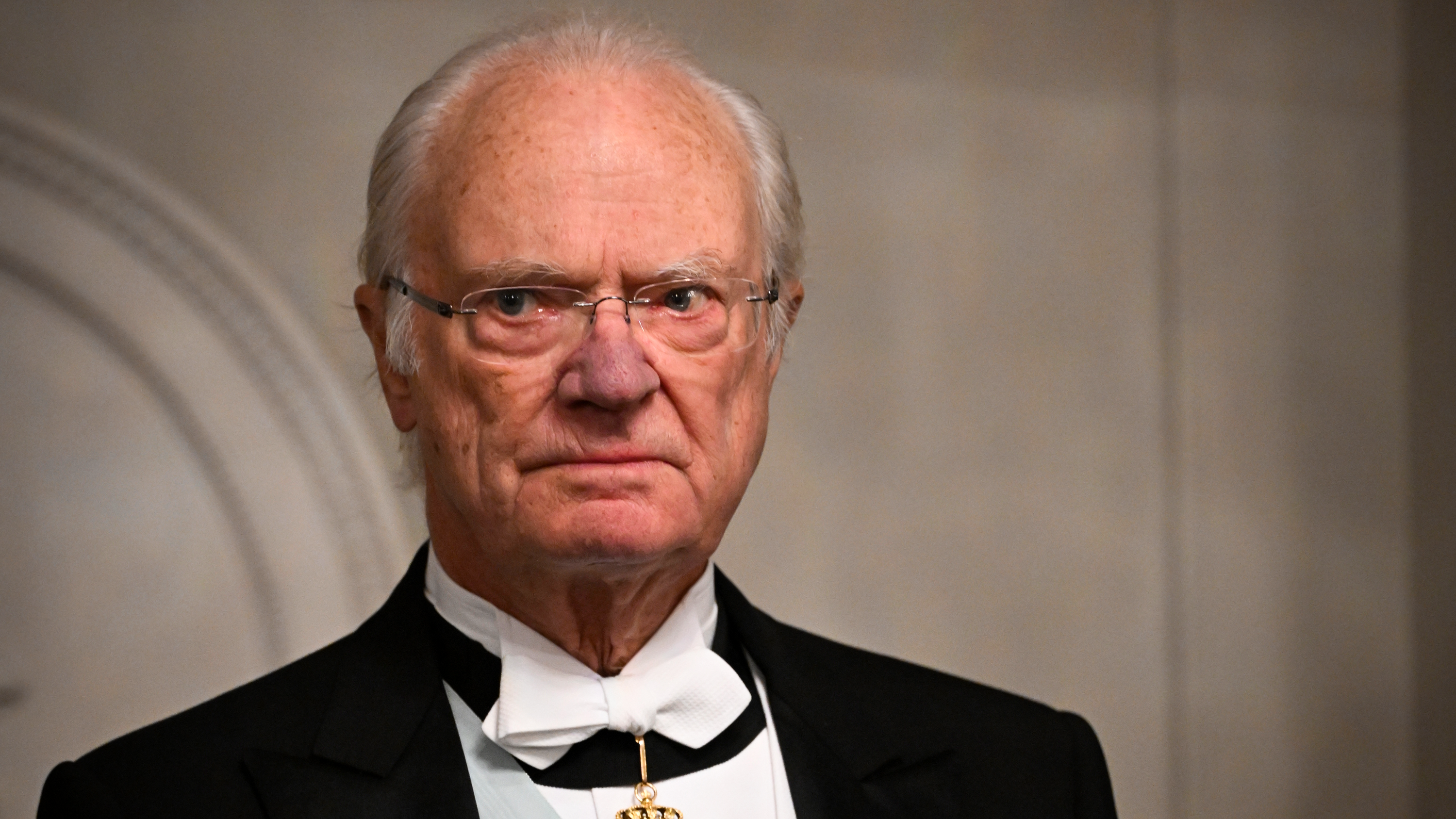 Kung Carl XVI Gustaf bör abdikera, menar Niclas Malmberg, ordförande för Republikanska föreningen.