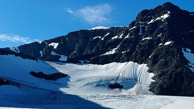 Storglaciären i förgrunden med den snötäckta sydtoppen till vänster i bakgrunden och nordtoppen till höger.