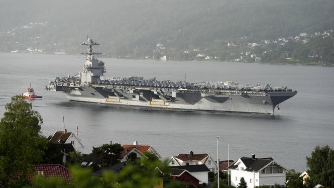 Drøbak 20250912. 
Det amerikanske hangarskipet  USS Gerald R. Ford på vei inn Oslofjorden, her ved Drøbak og Oscarsborg fredag morgen. Skipet er verdens største krigsskip og skal ligge i havn i Oslo.
Foto: Lise Åserud / NTB