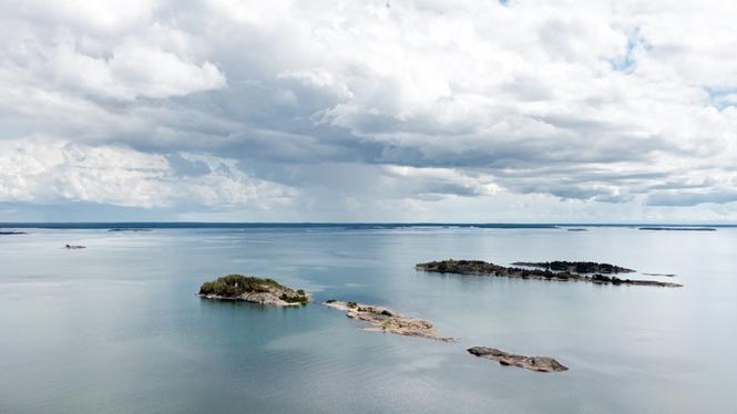 Trots att regeringen skärpte lagen i somras är det fortfarande möjligt för vissa typer av fartyg att släppa ut så kallat svartvatten i Östersjön.