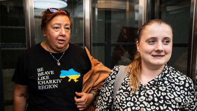 Redaktörerna Larysa Hnatchenko och Ljudmila Fedyuk arbetar i varsin ände av Ukraina, med olika utmaningar men med samma ekonomiska problem.