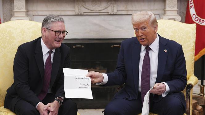 Storbritanniens premiärminister Keir Starmer tillsammans med USA:s president Donald Trump i Vita huset i februari i år. 