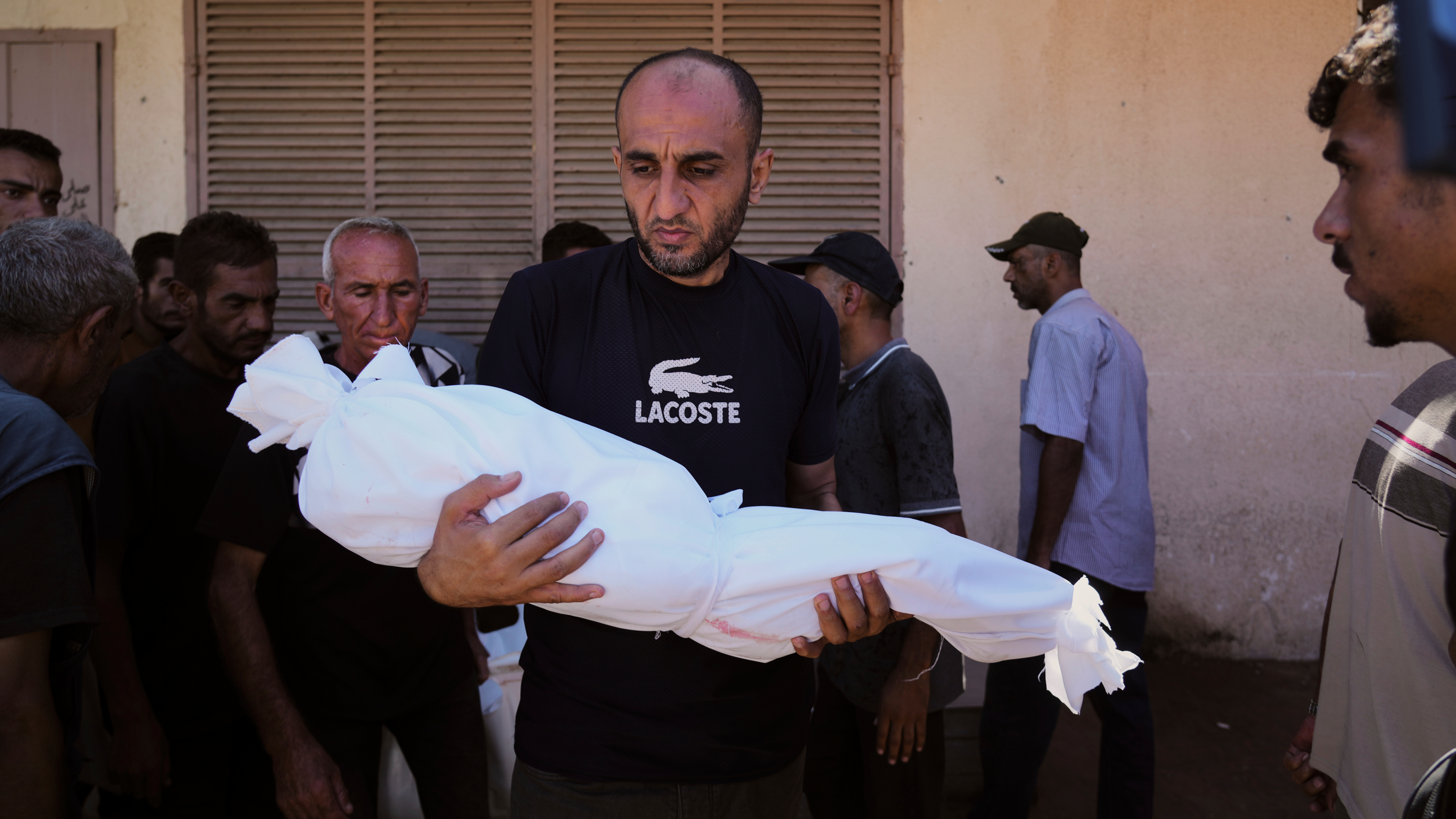 En man bär kroppen av 3-åriga Nour Abu Ouda, som dödades i en israelisk flygattack på Gazaremsan. Söndagen den 14 september 2025.