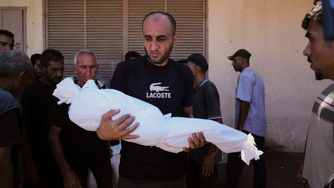 En man bär kroppen av 3-åriga Nour Abu Ouda, som dödades i en israelisk flygattack på Gazaremsan. Söndagen den 14 september 2025.