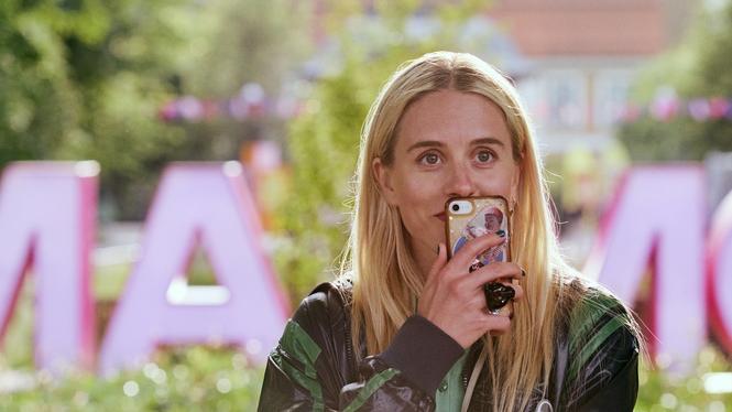 Carla Sehn som Amanda i Netflix-serien "Halva Malmö består av killar som har dumpat mig".
