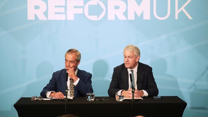 Reform UK-ledaren Nigel Farage och Danny Kruger under en presskonferens idag, måndag.