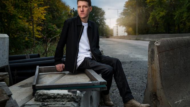 Mikael Yvesands debut "Häng city" hyllades.  Nu kommer han ut med sin andra bok, ”Våran pojke”.