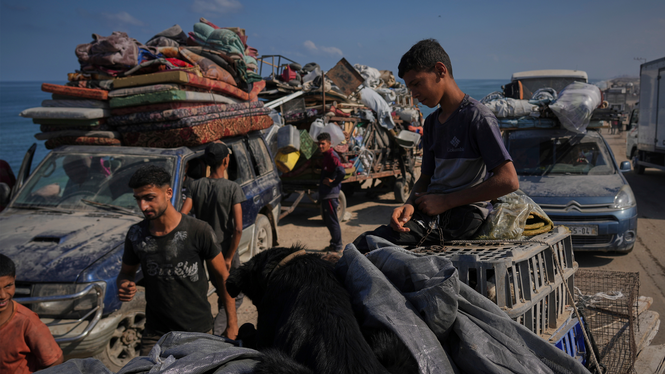 Människor flyr Gaza stad efter att Israel inlett en markoffensiv.
