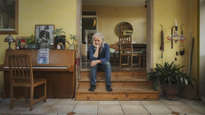 Till slut kokar allting ner till pengar och makt, bakom alla ord och identiteter, skriver Stefan Sundström.