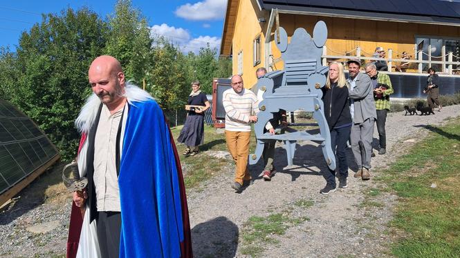 Performance och samtal i solparken. Konstnären Alexander Mood abdikerade från sin tron.