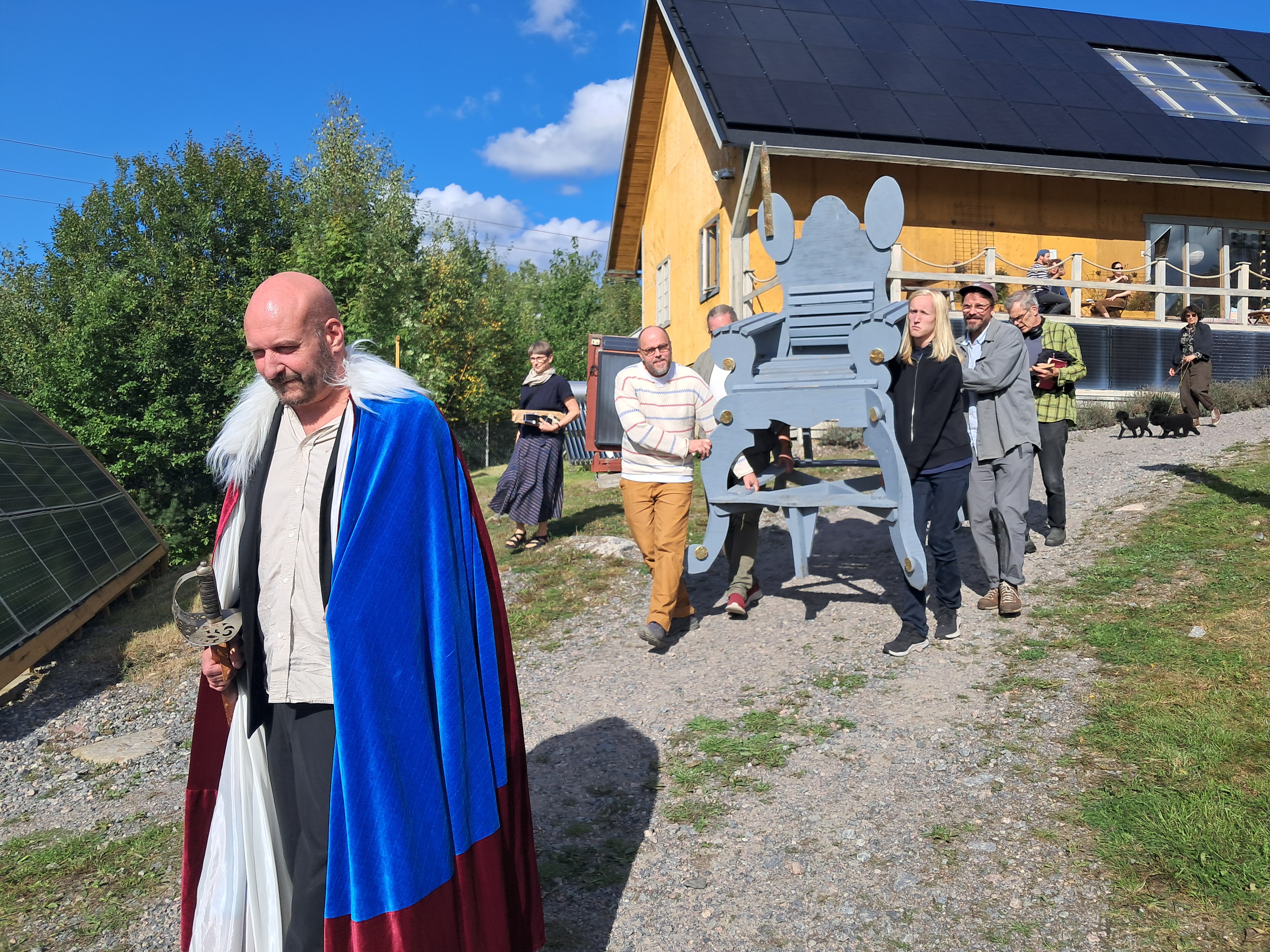 Performance och samtal i solparken. Konstnären Alexander Mood abdikerade från sin tron.