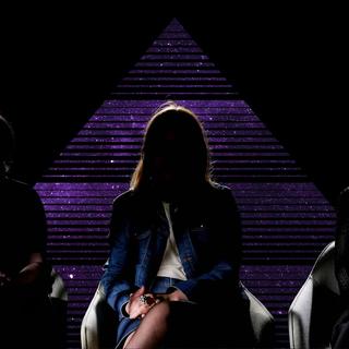 Mot löften om att snabbt få tillbaka sin investering satsade de stora summor för att få en mer hållbar vardag – men istället lämnades de skuldsatta. Nu berättar offren för de svenska frihetspyramiderna.