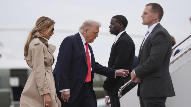 President Donald Trump och first lady Melania Trump går ombord Air Force One som ska ta dem till London.