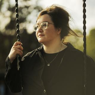 På 1990-talet hade hennes mamma åkt till Danmark för att få assisterad befruktning.  Resultatet blev Leontine Olsbjörk och hennes tvillingbror.