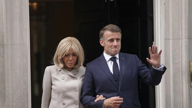Brigitte och Emmanuel Macron. Bild tagen vid ett besök i London i juli.