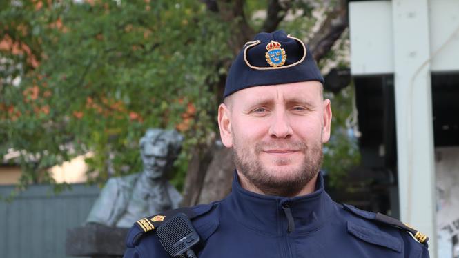 Viktor Adolphson är områdespolis samt yttre befäl inom utryckningsverksamheten på Södermalm.