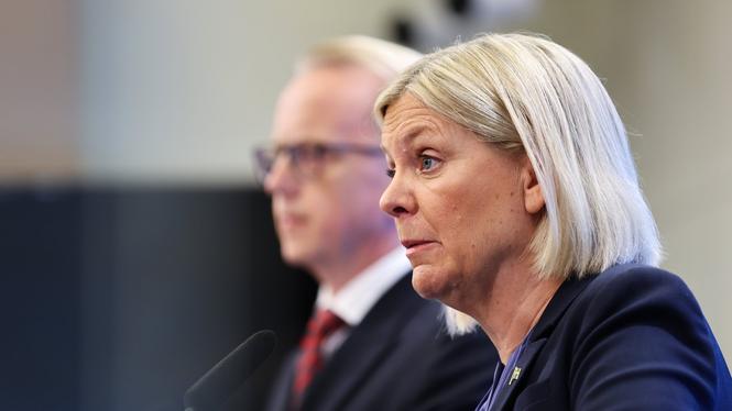 Fredrik Olovsson (S), näringspolitisk talesperson, och Socialdemokraternas partiledare Magdalena Andersson (S), under pressträff om de energipolitiska samtalen. 