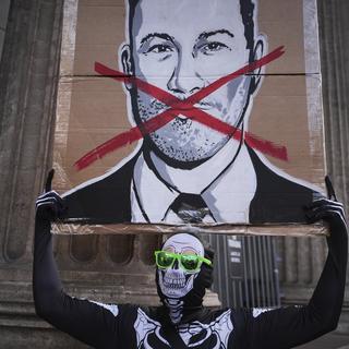 En demonstrant håller upp en bild på Jimmy Kimmel utanför byggnaden där komikerns pratshow spelas in i Los Angeles.